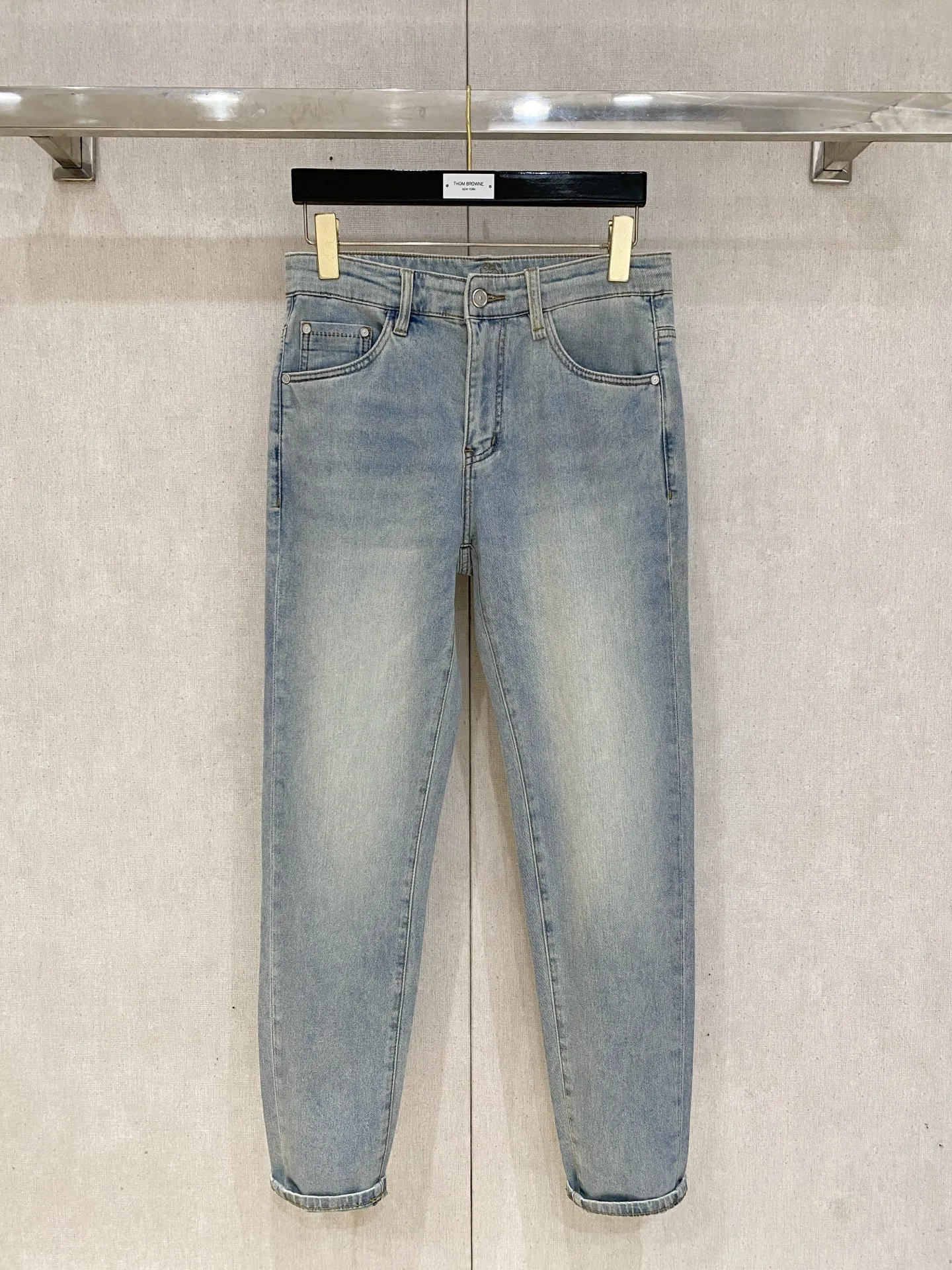 Brunello Cucinelli💎2026 summer latest ️ launches new men’s thin jeans! Heavy-duty washed denim fabric, customized fabric is softer and more comfortable than ordinary denim fabric! Ultra-heavy industrial washing process and dual-process washing. The entire pair of pants has a comfortable hand feel, and the level of fineness and breathable effect are top-notch. All hardware brand logos are custom-made, and the materials are selected with the best attributes. The elasticity of the fabric is very good and the comfort is great! The low-key design style is simple and elegant. The repurchase rate is extremely high 👍. Sizes: 28-38 no 35 37